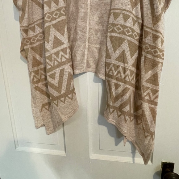 Short Sleeved Flowing Herringbone Patterned Sweater - Picture 4 of 5